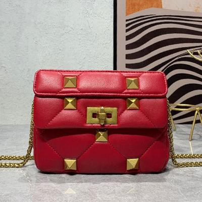 One shoulder crossbody leather handbag Fashion trend Roman stud riveted handbag