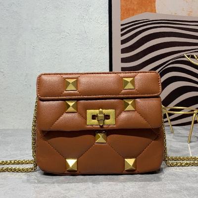 One shoulder crossbody leather handbag Fashion trend Roman stud riveted handbag