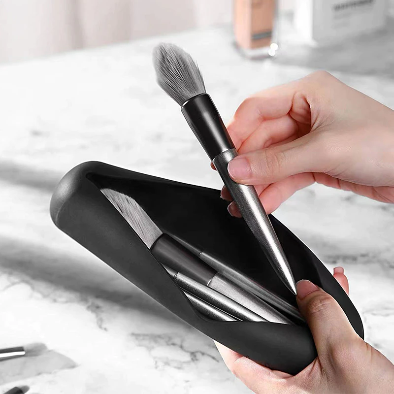 “Effortless Makeup Application: The Hypoallergenic Silicone Makeup Brush Case for Clean, Organized, and Hassle-Free Beauty Routine”